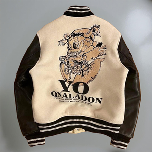 Chaqueta Letterman de inspiración vintage para hombre – Diseño clásico de dos tonos estilo universitario con gráficos bordados - Product Image 2