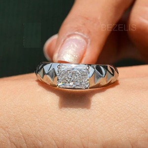 Anillo de oro amarillo de 14K con diamante de laboratorio tallado facetado y texturizado de corte radiante, anillo de sello con diamante de laboratorio de corte radiante tallado - Product Image 4