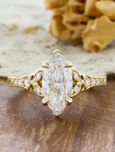 Anillo de compromiso vintage con diamante de corte marquesa cultivado en laboratorio, en oro amarillo macizo, con detalles florales en las piedras laterales e inspiración Art Déco. - Product Image 1