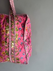 Bolso tote de hombro acolchado de algodón rosa con estampado floral, bolso de fin de semana con cierre de cremallera para viajes, compras, playa, regalo para ella - Product Image 3