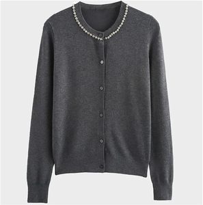 Cardigan en maille respirant haut de gamme à col en V et boutons perlés pour homme, motif losanges, pour un style urbain européen sophistiqué - Product Image 1