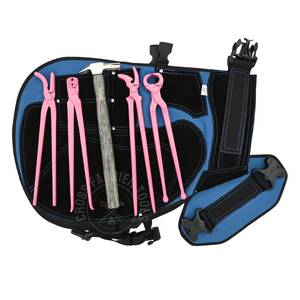 Kit d'outils de fermeur équin avec tablier, marteau noir, pince à retirer les clous, outil de dépose de sabots rose, crochets crocodiles et crochets courbes - Product Image 1