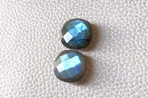 Paire de cabochons en labradorite facettée, motif coussin, avec éclat bleu, pour boucles d'oreilles, pendentifs et bijoux, 14 mm - Product Image 2