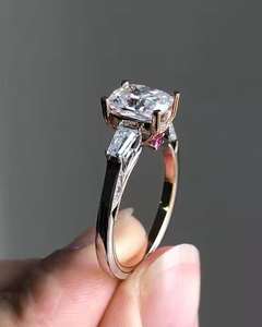 Autre bague de fiançailles hip-hop 3CT en moissanite de laboratoire à trois pierres, élégante, avec halo caché, cadeau de bijoux pour anniversaire de mariage, rhodiée - Product Image 4