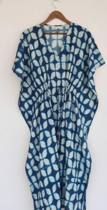 ชุดเดรสยาวผ้าฝ้ายสไตล์ชาติพันธุ์สั่งตัดสำหรับผู้หญิง คอวี ลายมัดย้อม ซักได้ ปรับเอวได้ด้วยเชือกผูก - Product Image 4