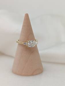 Bague solitaire trois pierres U And Me Sparkly Lab Grown avec diamant taille coussin de 1,01 carat pour femme, en or massif 14 carats, cadeau pour partenaires - Product Image 4