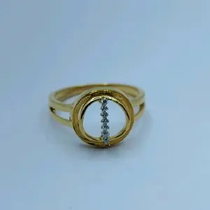 Bague élégante en or 22 carats pour femme, au design contemporain avec un motif de trois cercles entrelacés - Product Image 3