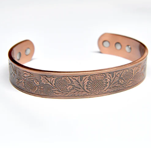 Bracelet en cuivre massif magnétique gravé avec des feuilles de fleurs de cardinale, bijoux en métal à la mode, design exquis - Product Image 1