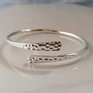 Brazalete Unisex de Plata de Ley, Diseño Martillado, Resistente al Agua, Antideslustre, Sin Plomo ni Níquel - Product Image 3
