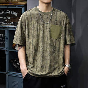 เสื้อยืดแขนสั้นผู้ชายทรงโอเวอร์ไซส์ มีกระเป๋า คอกลม สไตล์สตรีท ผ้าฝ้ายถัก 100% ระบายอากาศได้ดี ทรงปกติ โลโก้ด้านหน้า แห้งเร็ว - Product Image 3