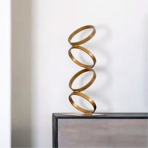 Sculpture en métal doré de luxe, figurine abstraite à anneaux entrelacés, décoration de bureau moderne minimaliste, ornement d'art de table en gros - Product Image 1