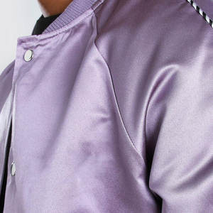 Chaqueta Varsity con Botones, Satinada y Brillante, en Hermosos Colores, MOQ Bajo, Ropa de Moda Urbana, Precio con Descuento por Volumen, Chaqueta Bomber - Product Image 2