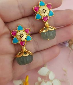 Boucles d'oreilles pendantes en moissanite plaquées or de qualité supérieure, style Kundan, pour femmes et jeunes filles, idéales pour les soirées et les tenues de fête, tendance. - Product Image 2