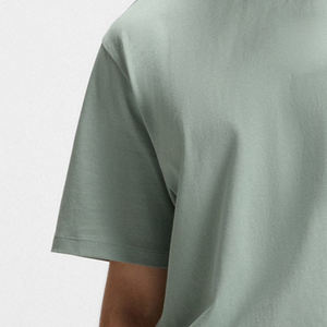 T-shirt basique uni pour homme avec logo personnalisé, en coton écologique, pour un look décontracté et tendance en été. - Product Image 3