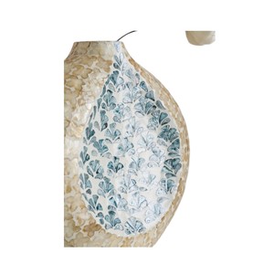 Vase rond artisanal en nacre avec glaçure craquelée et motif éventail bleu pour présentation florale sur table - Product Image 3