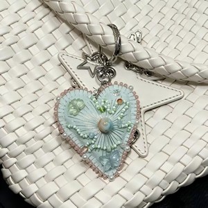 Colgante de Corazón Hecho a Mano con Cuentas, Llavero con Bordado de Mariposa en Tonos Pastel, Accesorio para Bolso Estilo Cottagecore - Product Image 3
