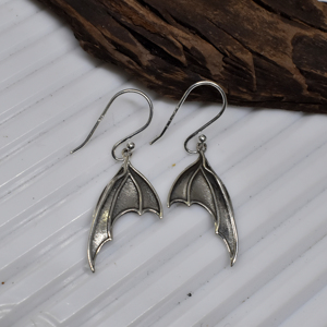Divyansh Gems Jewellers Boucles d'oreilles pendantes Aile de chauve-souris en argent oxydé, style gothique, Aile de vampire, faites à la main, bijoux de luxe et de caractère pour - Product Image 1