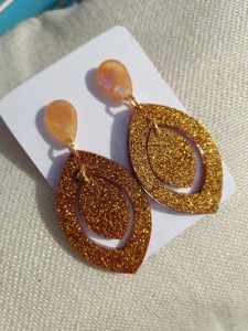 Boucles d'oreilles en résine pour vendeurs en ligne, qualité e-commerce, finition lisse, prix d'usine en gros - Product Image 4