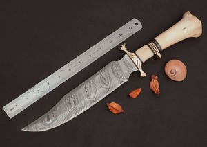Cuchillo de Caza Artesanal de Damasco con Mango de Hueso y Funda de Cuero para Camping, Caza y Uso al Aire Libre - Product Image 2
