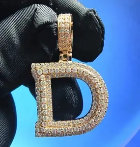 Colgante de Letra Personalizada con Moissanita Real de Corte Redondo de 1.50Ct, Plata de Ley Chapada en Oro para Mujer - Product Image 4