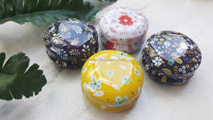 Pot de cire parfumée en métal plaqué noir et or avec un élégant design sculpté parfait pour les cadeaux uniques et la décoration élégante de la maison - Product Image 3