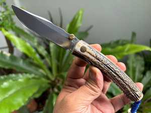 Navaja Plegable Multiusos con Hoja de Acero de 20.8cm, Punta de Gota, Perilla de Pulgar, Mango de Madera, Diseño Artístico, 0.5mm, 6.7in de Longitud Total, Afilada - Product Image 1