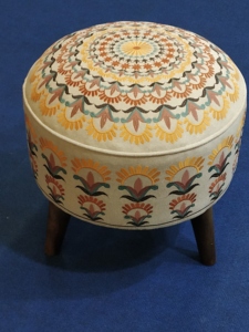 Magnifique Tabouret Indien Traditionnel Brodé en Bois, Revêtement 100% Coton, Pliable avec Rangement pour Appartement, École, Salon - Product Image 3