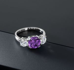 Anillo de Compromiso, Boda o Promesa de Plata de Ley 925 con Amatista Púrpura y Moissanita, Corte Cojín, Engaste de 3 Piedras - Product Image 3