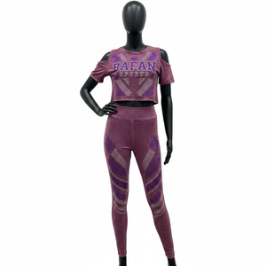 Ensemble T-shirt en coton premium 300 GSM et leggings 260 GSM avec logo 3D en relief personnalisé, panneaux côtelés aux épaules, tenue de yoga et de gym - Product Image 1