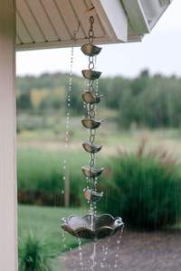 Chaîne de pluie moderne en métal, élégante et décorative, pour l'agencement extérieur contemporain des maisons et des jardins. - Product Image 4