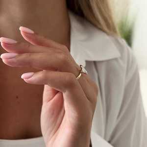 Bague de fiançailles demi-sertie en diamant de laboratoire taille émeraude 2 carats, unique en son genre, or jaune 14 carats Art Déco, certifiée IGI - Product Image 5