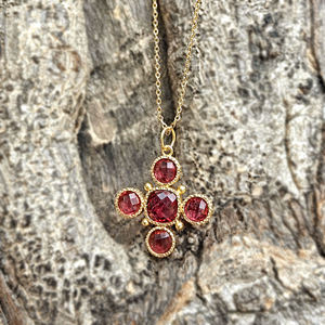 Collier pendentif religieux tendance en or 18 carats plaqué, motif croix en quartz rubis taillé, design perlé - Product Image 6