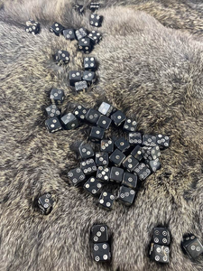 Dados de Juego Hechos a Mano con Cuerno de Búfalo Ecológico, Diseño Moderno Pulido Natural para Juegos de Mesa, Sets de Casino, Tamaño Personalizado, Exportación - Product Image 4