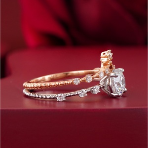Anillo de Oro Rosa de 14K con Corona de Diamantes Cultivados en Laboratorio de 1.04 CT, Corte Redondo, con Clarochevo y Pavé, Claridad VS1 VVS2 - Product Image 3