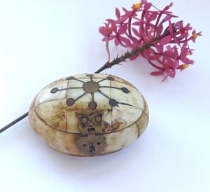 Boîte à bijoux artisanale avec incrustation d'os, fermoir en fer, design moderne et luxueux, écologique, couleur et logo personnalisables, boîte de rangement pour - Product Image 2