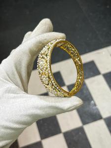 Brazalete de imitación de perlas chapado en rodio para mujer, brazalete de latón con diseño de flores, joyería de boda a la moda - Product Image 2
