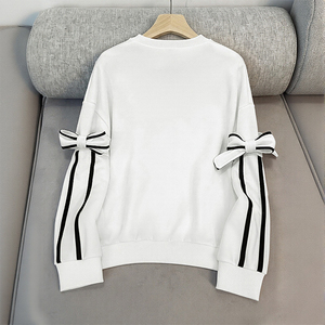 เสื้อสเวตเชิ้ตคอกลมสีขาวสำหรับผู้หญิง แขนเสื้อลายทางสีดำ ประดับโบว์ ตกแต่งแบบลำลอง เสื้อถักสำหรับฤดูใบไม้ร่วง - Product Image 4