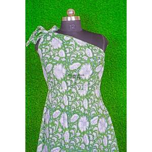 เดรสผ้าฝ้ายคุณภาพสูงมาใหม่สำหรับฤดูร้อน ดีไซน์หวานประดับลูกไม้ เป็นมิตรต่อสิ่งแวดล้อม แบบไหล่เดียว พิมพ์ลายดอกไม้สีเขียว ความยาวปานกลาง สไตล์ลำลอง - Product Image 2