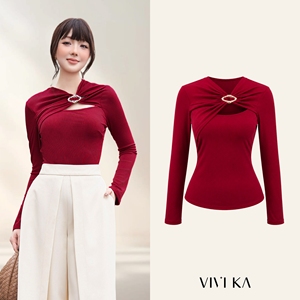 เสื้อถักไหมพรมสีแดงสำหรับผู้หญิง แขนยาว คอวี แต่งกระดุม ดีไซน์เข้ารูป ยืดหยุ่นได้ เสื้อครอปสไตล์ลำลองสำหรับฤดูใบไม้ร่วง รุ่น SIENNA - Product Image 1