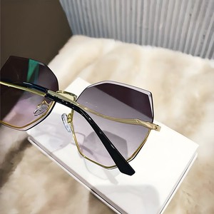 Gafas de Sol Nuevas Primavera 2024, Montura Poligonal Retro sin Aro, Lentes con Corte, Protección UV400, Gafas de Sol de Lujo Ligero para Mujer - Product Image 3