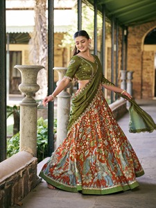 Ensemble Lehenga avec imprimé Kalamkari de designer et bordure en dentelle, chemisier brodé avec travail de sequins et dupatta brodée avec travail de sequins - Product Image 6