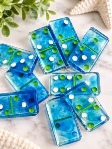 Dominos en résine faits à la main et colorés pour les soirées en famille, les réunions sociales et les jeux d'intérieur - Product Image 1