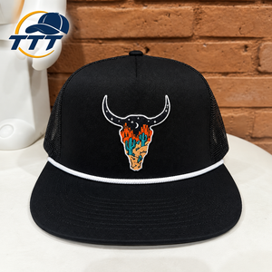 Gorra Trucker Negra de Malla de 5 Paneles Personalizada con Logotipo de Toro Bordado en 3D, Cierre Ajustable con Cuerda, Fabricante Vietnamita OEM ODM, Fábrica Mayorista de Gorras - Product Image 1