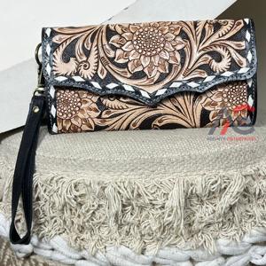 กระเป๋าคลัทช์หนังวัวแท้ลายนูนรูปดอกทานตะวัน งานแฮนด์เมด พร้อมสายคล้องมือสำหรับผู้หญิง กระเป๋าคลัทช์ใบยาวมีช่องซิป รับผลิตแบบ OEM ODM ขายส่ง - Product Image 1