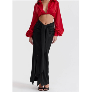 Conjunto de dos piezas en rojo vibrante con top corto con detalle de lazo en la parte delantera y mangas abullonadas. - Product Image 2