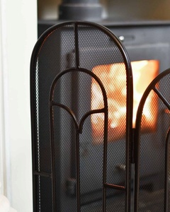 Mampara Metálica para Chimenea con Diseño de Rejilla Catedral, Plegable de Cuatro Paneles, Malla Fina Antichispas, Protector de Seguridad Independiente para Chimenea - Product Image 3
