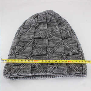 Bonnet tricoté personnalisé pour adulte, vente en gros OEM, bonnet d'hiver fabriqué au Pakistan, bonnet chaud, bonnet à logo imprimé, bonnet d'hiver jacquard tendance - Product Image 6