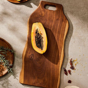 Impresionante tabla de cortar de dos tonos con patrones de vetas naturales vibrantes y un mango elegante, disponible a precio de mayorista. - Product Image 6