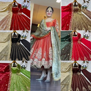 Robe Anarkali en soie de créateur pour femmes, avec broderies et sequins, disponible au prix export. - Product Image 4