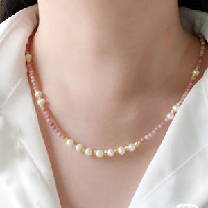 สร้อยคอหินธรรมชาติอเนกประสงค์ทันสมัย พร้อมไข่มุกน้ำจืดสีชมพู สายคล้องคอแบบปรับได้ สร้อยคอแฟชั่นสำหรับใส่กับเสื้อสเวตเตอร์ - Product Image 1